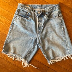 Levi’s 501 Bermuda short in light denim- size 26